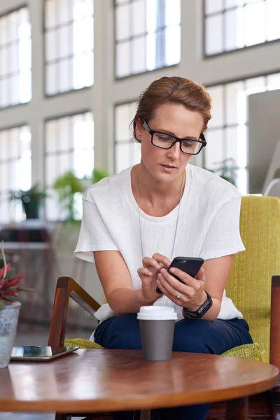 Vrouw met mobiele telefoon — Stockfoto