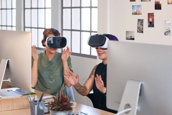 Donne che utilizzano occhiali di realtà virtuale — Foto Stock