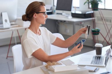 dizüstü bilgisayar ile masada ofiste çalışan kadın 