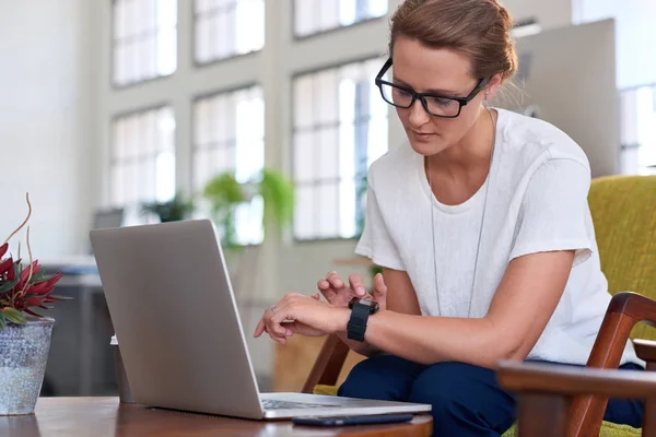 Donna guardando su smartwatch — Foto Stock