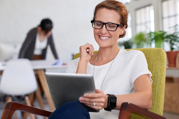 Zakenvrouw met behulp van digitale Tablet PC — Stockfoto