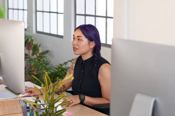 Mujer asiática trabajando en escritorio — Foto de Stock