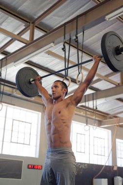 Ağır ağırlık kaldırma yapan erkek