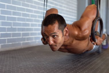 jimnastik yüzük ile çalışma dışarı adam