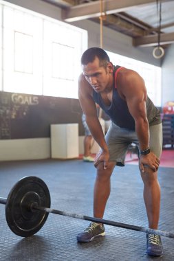 Adam ağırlık kaldırma sonra dinlenme