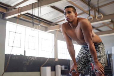 kaslı adam dinleniyor