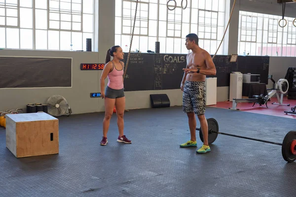 Deportistas hablando en el gimnasio — Foto de Stock