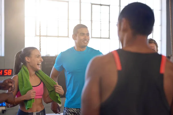 Sportiga människor skrattar i gymmet — Stockfoto