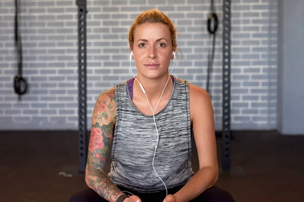 Femme tatouée dans la salle de gym — Photo