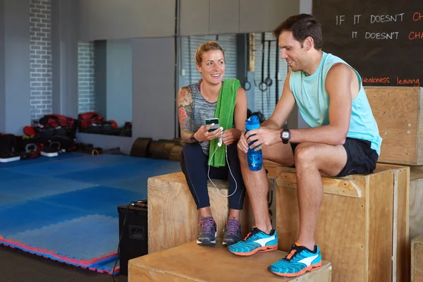 Pareja deportiva hablando y descansando — Foto de Stock