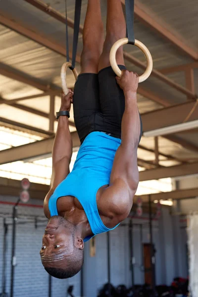 Man working out with gymnastic rings — Stock Photo, Image