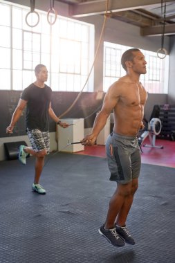 spor salonunda halatlar atlama ile atlama erkekler 