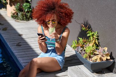 Afrikalı kadın telefon kullanma