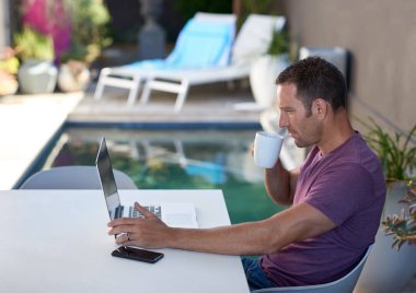 Terasta çalışan adam