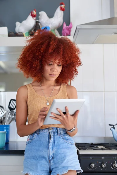 Afrikaanse vrouw doorbladeren digitale tablet — Stockfoto