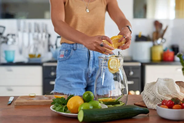 Woman making lemonade — Stock Photo, Image