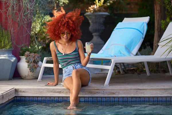 Mujer africana bebiendo limonada —  Fotos de Stock