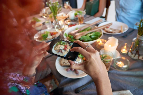 Vrouw nemen van foto's van voedsel — Stockfoto
