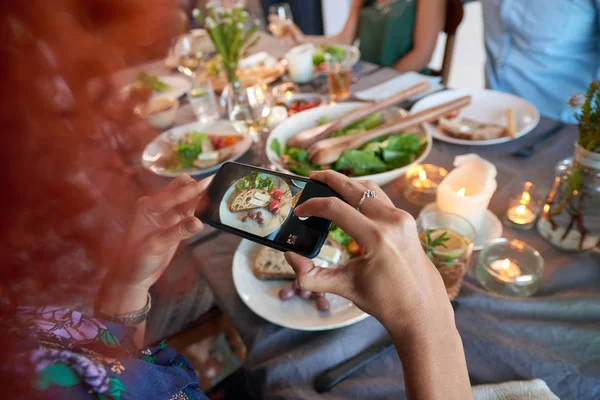 Mujer tomando fotos de comida — Foto de Stock