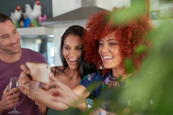 Freunde machen Fotos mit dem Handy — Stockfoto