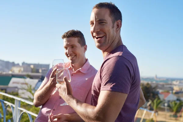 Männer trinken Wein — Stockfoto