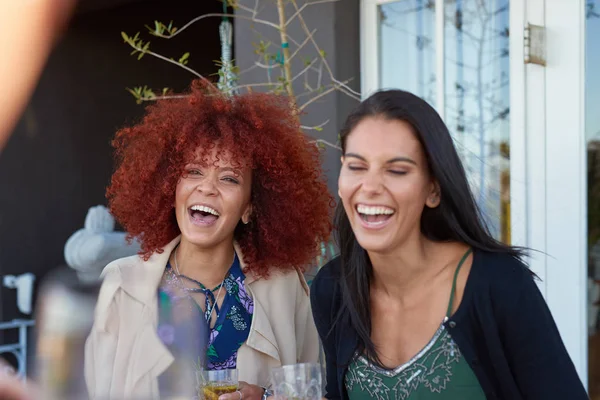 Schöne Frauen lachen — Stockfoto