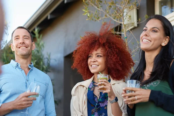 Amigos bebiendo vino y limonada — Foto de Stock