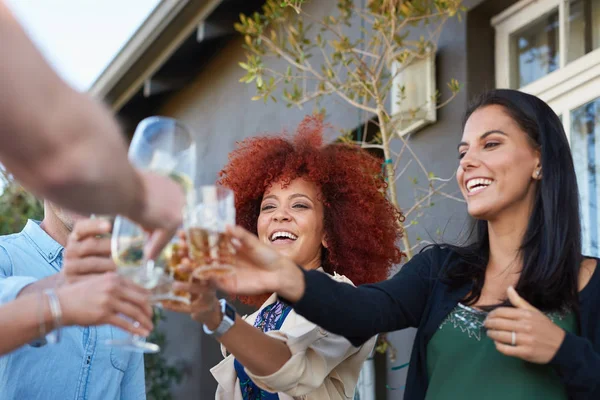 Freunde trinken Wein — Stockfoto