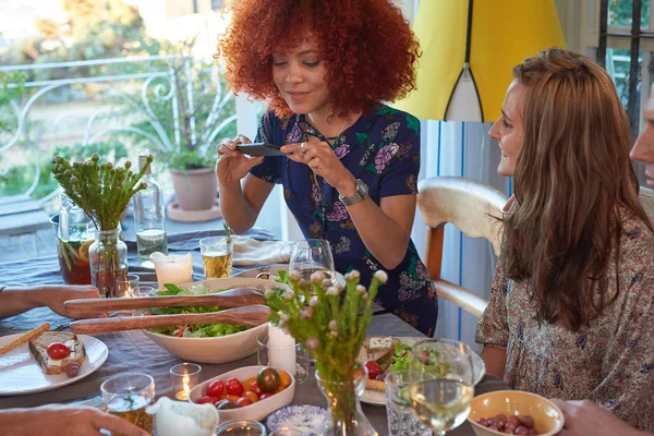 Mujer tomando fotos de comida — Foto de Stock