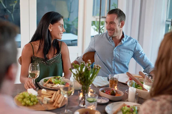 Casal amoroso à mesa com comida — Fotografia de Stock