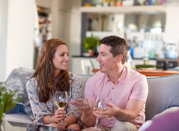 Pareja amorosa bebiendo vino —  Fotos de Stock