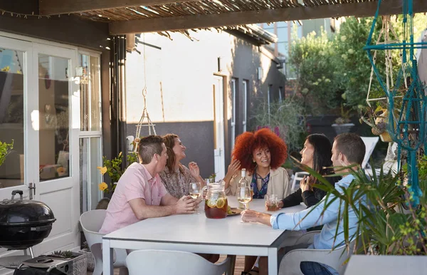 Arkadaşlar limonata içmek — Stok fotoğraf