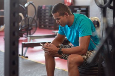 Sportif uygulama mobil olarak kullanan adam