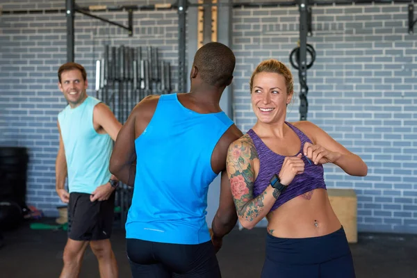 Freunde lachen vor der Trainingseinheit — Stockfoto