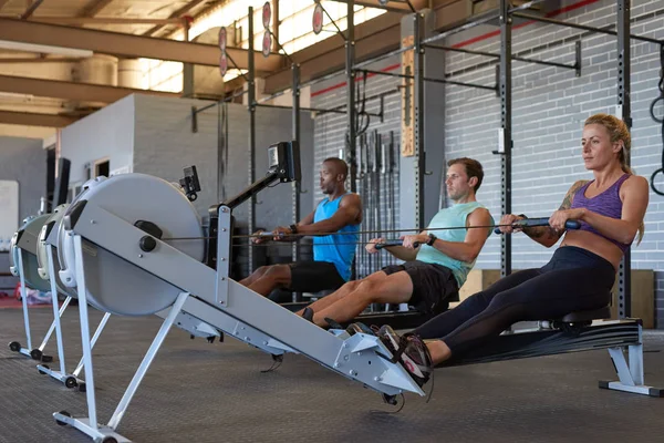 Sportiga människor använder gym utrustning — Stockfoto