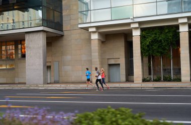 Sportif insanlar yolda koşu