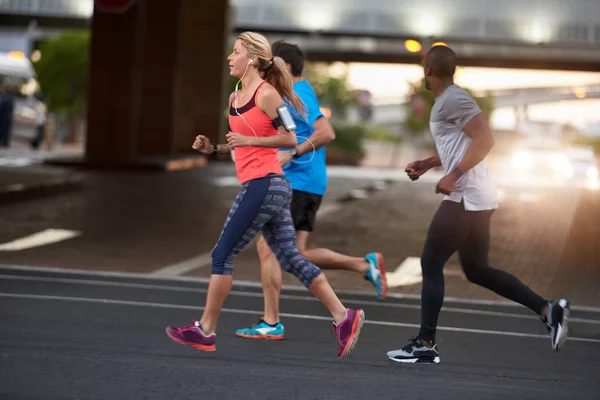 Persone sportive che fanno jogging su strada — Foto Stock