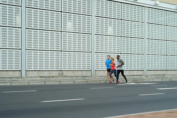 Sportieve mensen lopen in de straat — Stockfoto