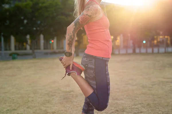 Mulher esportiva fazendo exercício de alongamento — Fotografia de Stock