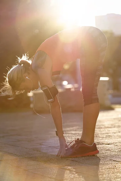 Mujer deportiva que se prepara para correr —  Fotos de Stock