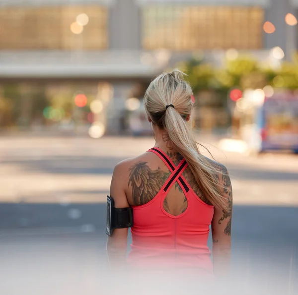 Sportovní žena s tetováním — Stock fotografie
