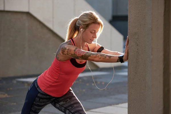 Sportieve vrouw warming-up — Stockfoto