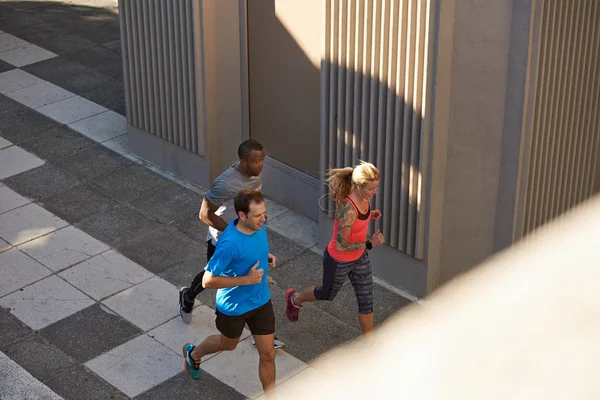 Deportistas corriendo en la calle —  Fotos de Stock