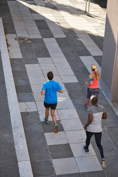 Pessoas esportivas correndo na rua — Fotografia de Stock