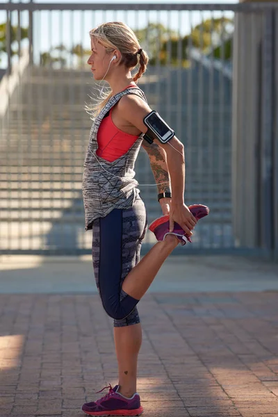 Vrouw stretching been — Stockfoto