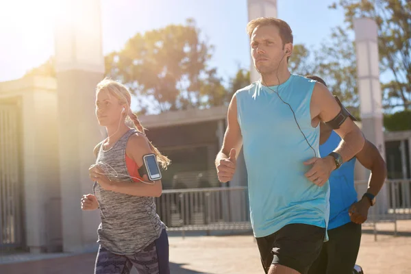 Grupo de personas corriendo en la calle —  Fotos de Stock