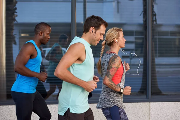 Pessoas esportivas correndo juntas — Fotografia de Stock