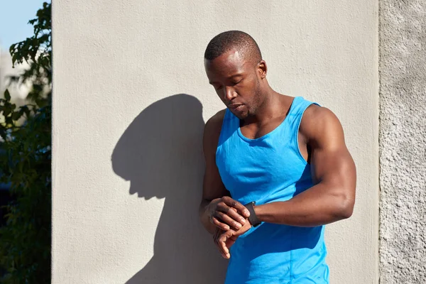 African man looking at smart watch — Stock Photo, Image