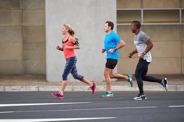 Sportieve mensen joggen op weg — Stockfoto