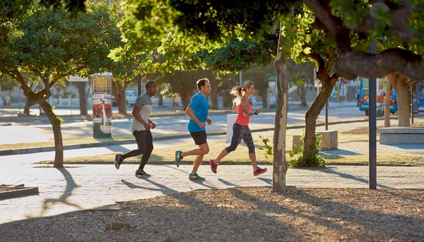 Pessoas esportivas correndo no parque — Fotografia de Stock